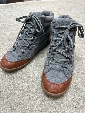Rocket Dog Gray and Brown Lace-Up Hiker Boots. Size 6